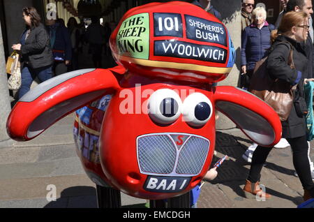 Ein Shaun das Schaf Replik Skulptur platziert Bestandteil der Shaun in der Stadt-Ausstellung von 50 Shauns in London im Mai 2015 Stockfoto