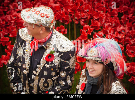 Pearly König und Königin oder pearly Royals am Tag des Waffenstillstands am Tower of London, UK. Stockfoto