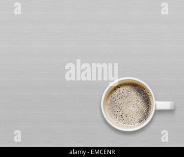 Weiße Tasse heißen Kaffee auf grauem Hintergrund aus Holz. Über Ansicht. Sehr detaillierte Darstellung. Stockfoto