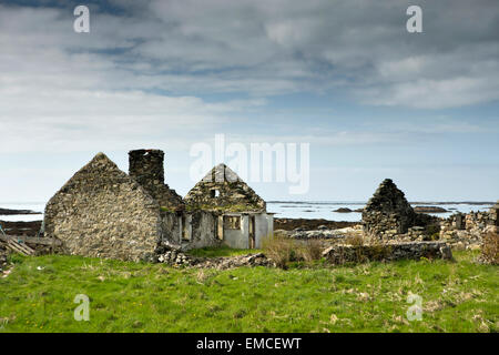 Irland, Co. Galway, Connemara, Ballyconneely, verlassenen Hütte auf atlantische Küste aufgegeben Stockfoto