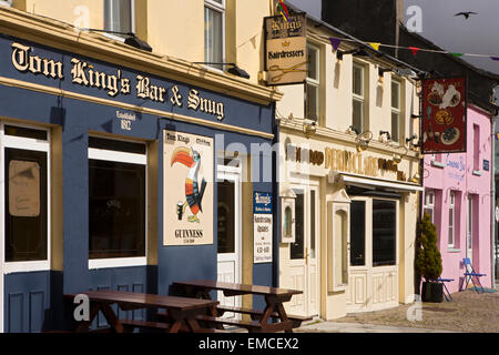 Irland, Co. Galway, Connemara, Clifden, Bars und Restaurants auf dem Marktplatz Stockfoto