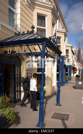 Irland, Co. Galway, Connemara, Clifden, Main Street, Foyles Hotel aus Gusseisen und Glas Portikus Stockfoto