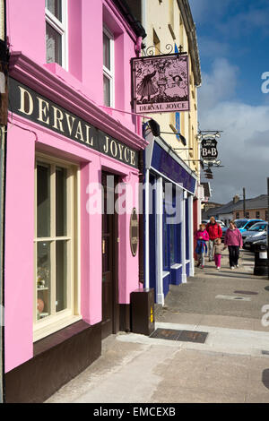Irland, Co. Galway, Connemara, Clifden, Market Street, Derval Joyce rosa lackierten shop Stockfoto