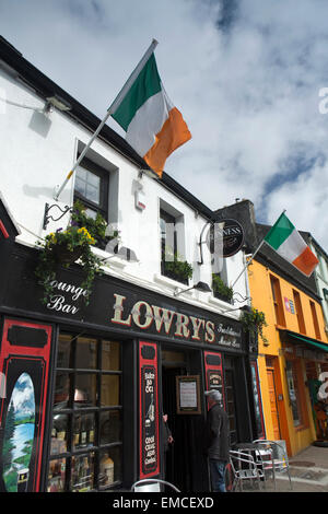 Irland, Co. Galway, Clifden, Connemara, Market Street, Lowry es Bar Stockfoto