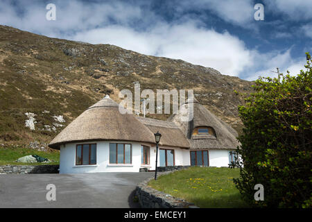 Irland, Co. Galway, Connemara, Clifden, Sky Road, neu erbaute Haus mit konischen Reetdach Stockfoto
