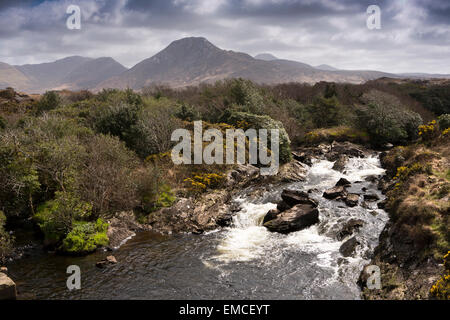 Dawros Fluss fließt vom Connemara National Park und die Twelve Bens, Letterfrack, Irland, Co. Galway, Connemara Stockfoto