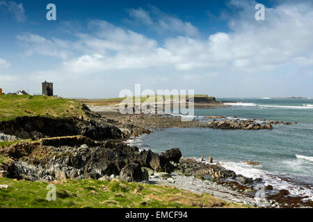 Irland, Co. Galway, Connemara, Letterfrack, Ruinen Renvyle Halbinsel mittelalterliche Turm über dem Strand Stockfoto