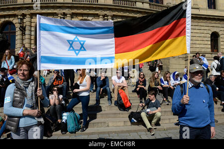 Hunderte von Menschen aller Generationen, darunter etwa 100 junge deutsche, trat am 12. März des guten Willens, die unter dem Motto Kultur gegen den Antisemitismus in der Mitte von Prag, Tschechische Republik am Sonntag, 19. April 2015 stattfand. (CTK Foto / Michal Krumphanzl) Stockfoto