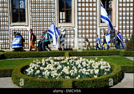 Hunderte von Menschen aller Generationen, darunter etwa 100 junge deutsche, trat am 12. März des guten Willens, die unter dem Motto Kultur gegen den Antisemitismus in der Mitte von Prag, Tschechische Republik am Sonntag, 19. April 2015 stattfand. (CTK Foto / Michal Krumphanzl) Stockfoto