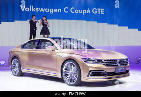 Shanghai, China. 20. April 2015. HANDOUT - ein Handout Bild zur Verfügung gestellt von Friso Gentsch/Volkswagen/Dpa zeigt die Präsentation des neuen Volkswagen C Coupé GTE auf der Auto Shanghai motor Show in Shanghai, China, 20. April 2015. Die Ausstellung beginnt am 22. April 2015, stellt die neuesten Modelle zum größten Automobilmarkt der Welt. (Achtung: nur zur redaktionellen Nutzung) © Dpa/Alamy Live-Nachrichten Stockfoto