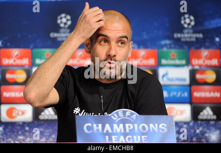 München, Deutschland. 20. April 2015. Bayern Trainer Pep Guardiola spricht während einer Pressekonferenz in der Allianz Arena in München, Deutschland, 20. April 2015. München treffen FC Porto in der Champions League Viertelfinalspiel im 21. April 2015. Foto: Andreas Gebert/Dpa/Alamy Live-Nachrichten Stockfoto