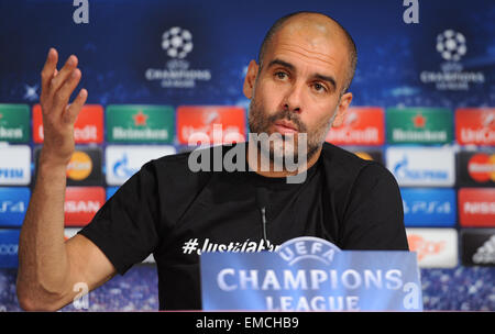 München, Deutschland. 20. April 2015. Bayern Trainer Pep Guardiola spricht während einer Pressekonferenz in der Allianz Arena in München, Deutschland, 20. April 2015. München treffen FC Porto in der Champions League Viertelfinalspiel im 21. April 2015. Foto: Andreas Gebert/Dpa/Alamy Live-Nachrichten Stockfoto