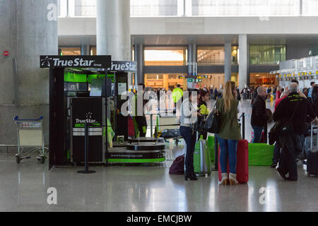 Gepäck, Verpackung Service am Flughafen Malaga Spanien Stockfoto