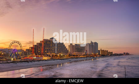 Skyline von Daytona Beach, Florida, bei Sonnenuntergang aus dem Fishing Pier. HDR verarbeitet. Stockfoto