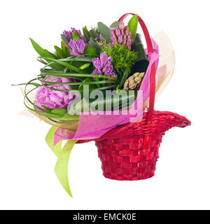 Bouquet von Pfingstrosen, Hyazinthen und andere Blumen in rot Weidenkorb isoliert auf weißem Hintergrund. Closeup. Stockfoto