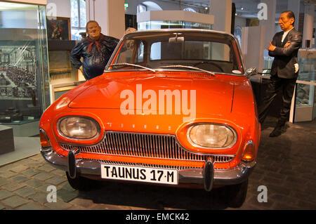 Ford Taunus 'Bathtub', 17M P3 Limousine, 1961-4, mit Statuen von Tünnes und Schäl, Stadtmuseum, Köln, Nordrhein-Westfalen, Deutschland, Köln Stockfoto