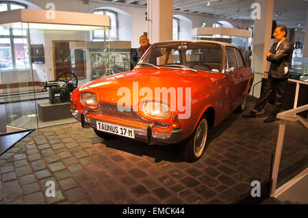 Ford Taunus 'Bathtub', 17M P3 Limousine, 1961-4, mit Statuen von Tünnes und Schäl, Stadtmuseum, Köln, Nordrhein-Westfalen, Deutschland, Köln Stockfoto