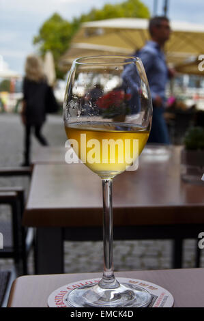 Einem kühlen Glas Moselriesling weißen Wein an Stapelhäuschen Bar, Köln, Nordrhein-Westfalen, Deutschland Stockfoto