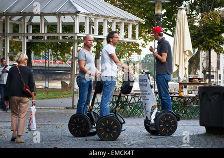 Drei Männer auf einem Segway Führung, Altstadt, Köln, Nordrhein-Westfalen, Deutschland Stockfoto