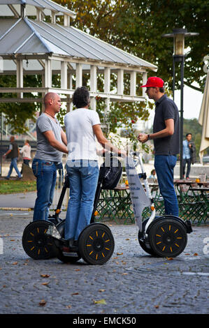 Drei Männer auf einem Segway Führung, Altstadt, Köln, Nordrhein-Westfalen, Deutschland Stockfoto