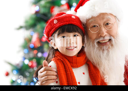 Der Weihnachtsmann und das kleine Mädchen zu Weihnachten Stockfoto