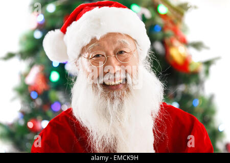 Der alte Mann in einem Weihnachtsmannkostüm Anzug gekleidet Stockfoto