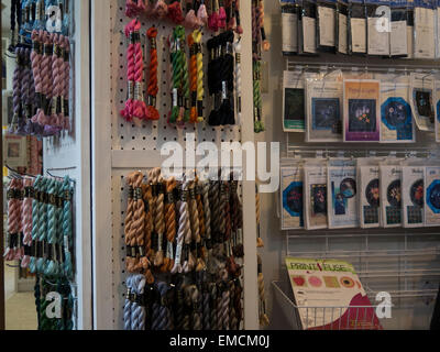 Regale voller Baumwollfäden Sticken und Nähen Produkte im Ladengeschäft Quilterin. Stockfoto