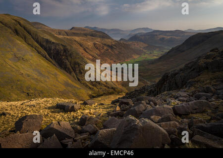 Kurz vor dem Gipfel der Seathwaite fiel Seathwaite talabwärts in Richtung Derwent Water, Skiddaw und Blencathra suchen Stockfoto