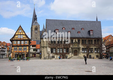 Quedlinburg, Deutschland - 16. April 2015: Marktplatz mit Rathaus, Marktkirche und Fachwerkhäusern. Stockfoto