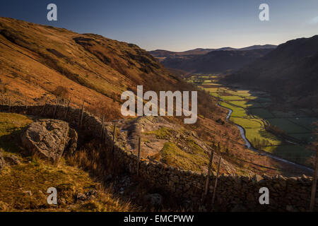 Schönen Lake District Frühling Blick von oben der sauren Milch Gill die Seathwaite Tal in Richtung Borrowdale im Morgenlicht Stockfoto