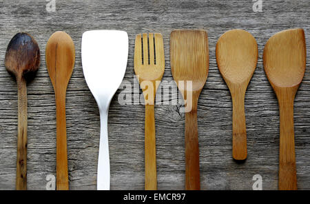 Vintage Küche Spatel und Löffel an Bord mit einem von der Masse abheben Stockfoto