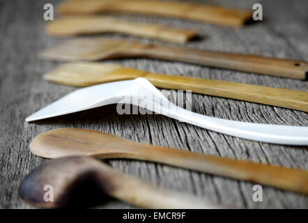 Vintage Küche Spatel und Löffel an Bord mit einem von der Masse abheben Stockfoto