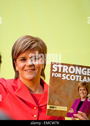 Ratho, Edinburgh, Schottland, Großbritannien. April 2015 20. Nicola Sturgeon erster Minister für Schottland startet die schottische nationale Partei Manifest 2015 Ratho Stockfoto