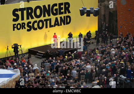 Ratho, Edinburgh, Schottland, Großbritannien. April 2015 20. Nicola Sturgeon erster Minister für Schottland startet die schottische nationale Partei Manifest 2015 Ratho Stockfoto