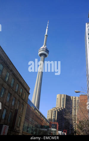 Ein Blick auf den CN Tower in Toronto, die von den Straßen zu sehen. Stockfoto