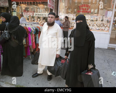 Shopper in der pakistanischen Unabhängigkeitstag Street Festival und Messe in "Little Pakistan" in Midwood, Brooklyn, NY, 2010. Stockfoto