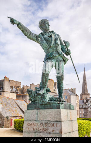 Statue von Robert Surcouf, einem berühmten Freibeuter von Saint-Malo, Bretagne, Frankreich, mit der Stadt im Hintergrund. Stockfoto