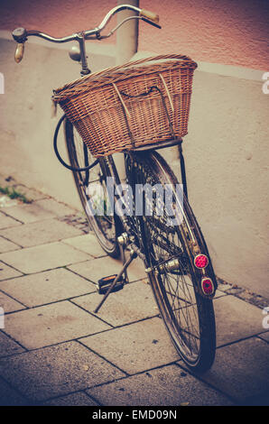 Fahrrad und Korb in einer europäischen Stadt-Straße Stockfoto