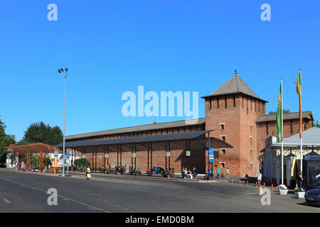 Der zentrale Busbahnhof am Yamskaya Turm und Kreml-Mauer in Kolomna, Russland Stockfoto