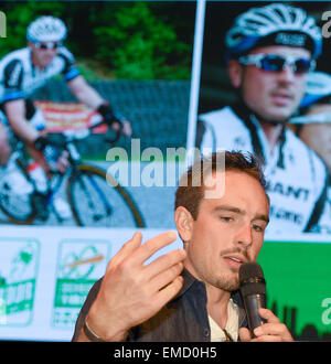 Deutscher Radrennfahrer John Degenkolb spricht während einer Pressekonferenz in Frankfurt/Main, Deutschland, 20. April 2015. Er wird in der Eschborn-Frankfurt City Loop Radrennen am 1. Mai antreten. Foto: Arne Dedert/dpa Stockfoto