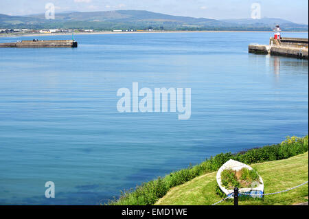 Wicklow, Ireland, 5. Juni 2013, schöner Ausblick auf Sommer Hafen und Leuchtturm in Wicklow Stadt, Dublin, Irland Stockfoto