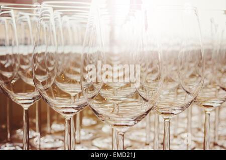 Reihen von glänzenden leere hohe Gläser mit Reflexionen im Restaurant hautnah. Catering-Konzept. Bild getönt. Stockfoto