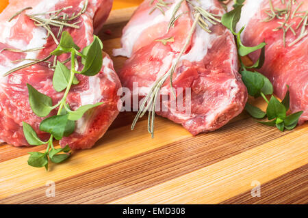 Frisches rohes Fleisch auf Holztisch Stockfoto