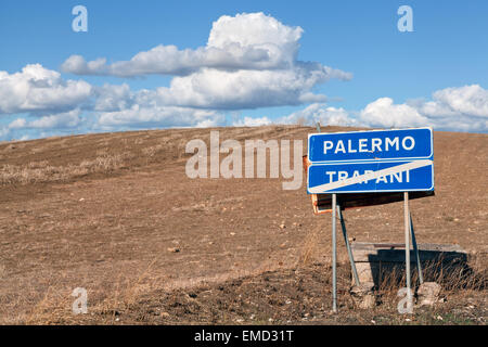 Verkehrszeichen an der Grenze zwischen den Provinzen Palermo und Trapani, Sizilien, Italien Stockfoto