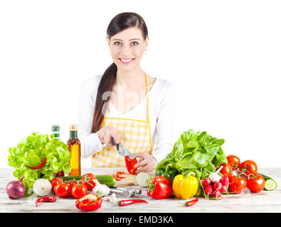 Lächelnde Frau Salat vorbereiten. Gesunde Ernährung und Diät-Konzept. Isoliert auf weiss. Stockfoto