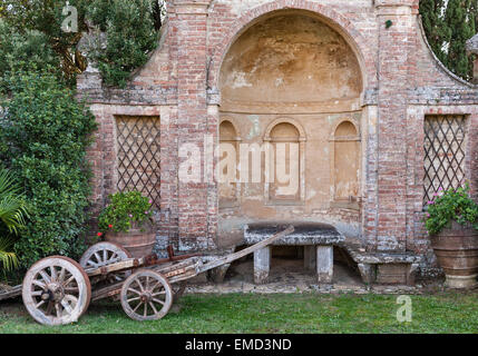 Toskana, Italien. Alten Zitronenbäumen in riesigen Terrakotta-Töpfe