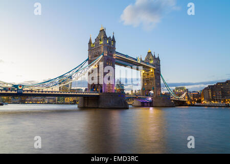 Ein Blick auf die Tower Bridge in der Dämmerung. Gebäude aus der City of London können im Hintergrund gesehen werden. Exemplar finden Sie in der w
