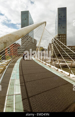 Bogenbrücke über den Fluss Nervion, in der baskischen Bilbao im Norden Spaniens. Stockfoto