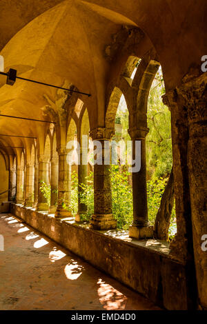 Der Kreuzgang der Kirche San Francesco in Sorrento, ein beliebter Ort für Hochzeiten, die auch kleine musikalische Freiluftveranstaltungen hostet. Stockfoto