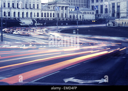 Autolichter auf den Straßen der Innenstadt. Stockfoto